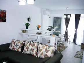 Sunny Holiday Apartment by Alz